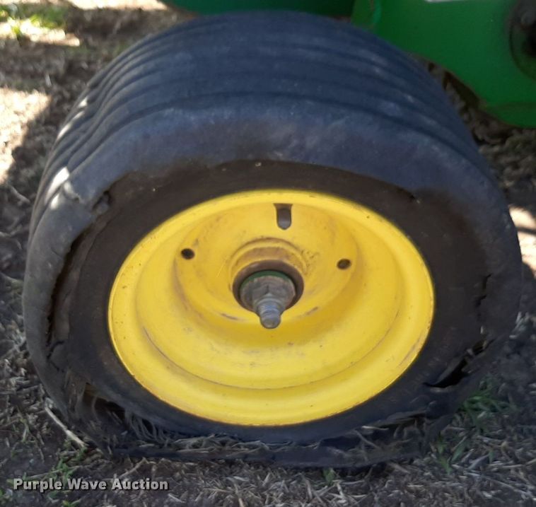 image for item DV9933 John Deere 566 round baler