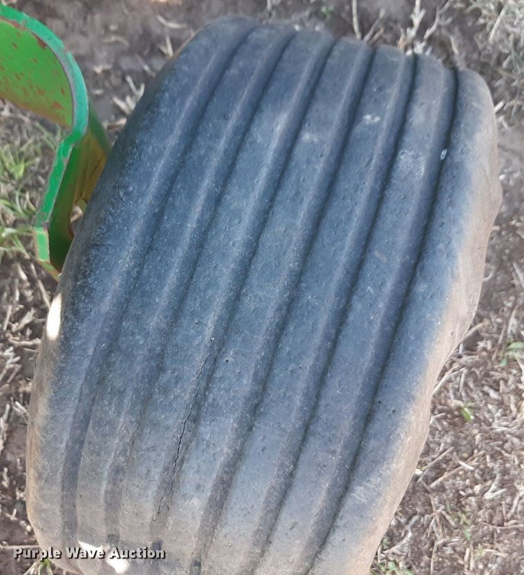 image for item DV9933 John Deere 566 round baler