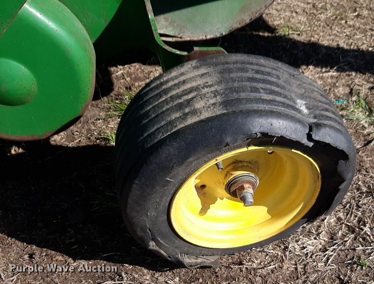 image for item DV9933 John Deere 566 round baler