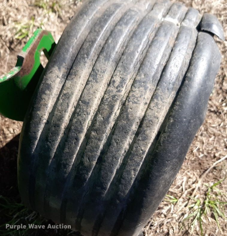 image for item DV9933 John Deere 566 round baler