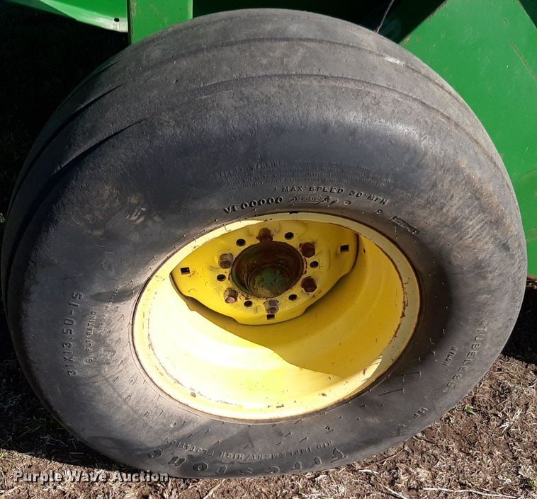image for item DV9933 John Deere 566 round baler