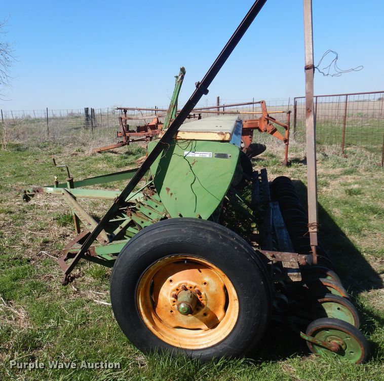 image for item DV9943 John Deere grain drill