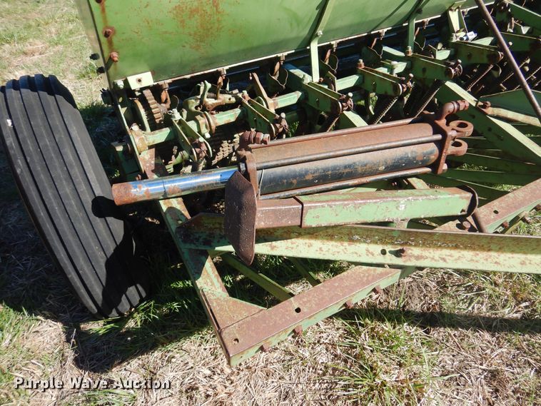image for item DV9943 John Deere grain drill