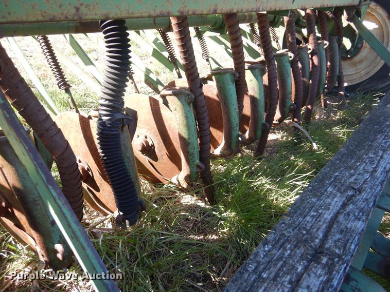 image for item DV9943 John Deere grain drill