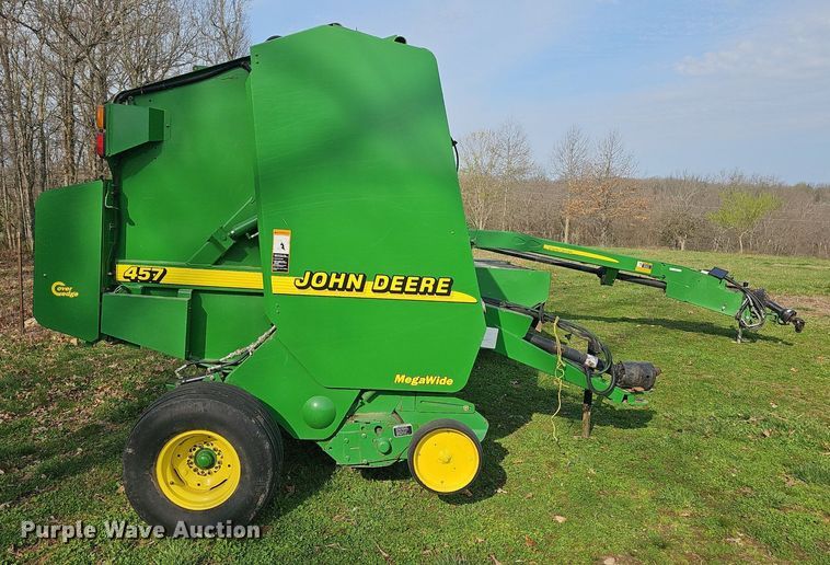 image for item EJ6173 2001 John Deere 457 Mega Wide round baler