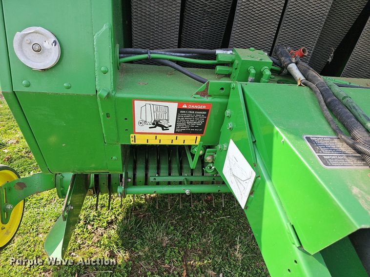 image for item EJ6173 2001 John Deere 457 Mega Wide round baler