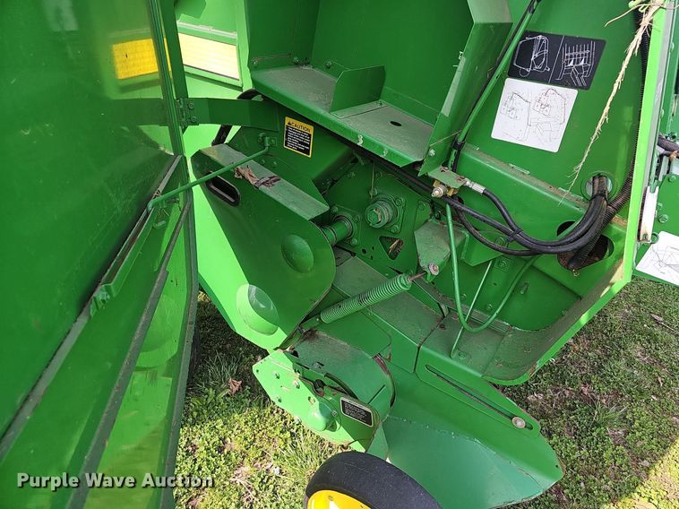 image for item EJ6173 2001 John Deere 457 Mega Wide round baler