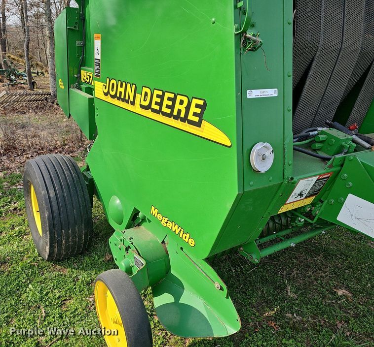 image for item EJ6173 2001 John Deere 457 Mega Wide round baler
