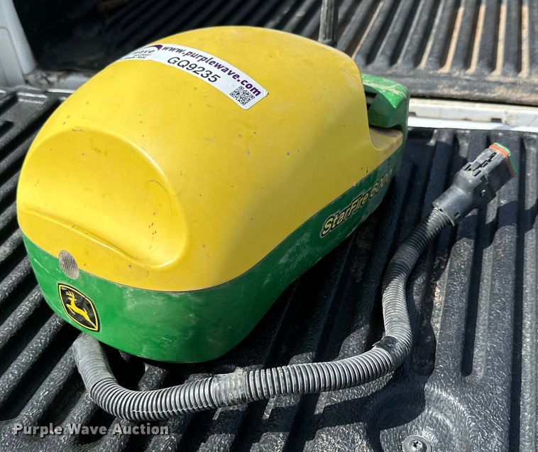 image for item GQ9235 John Deere StarFire 6000 GPS receiver