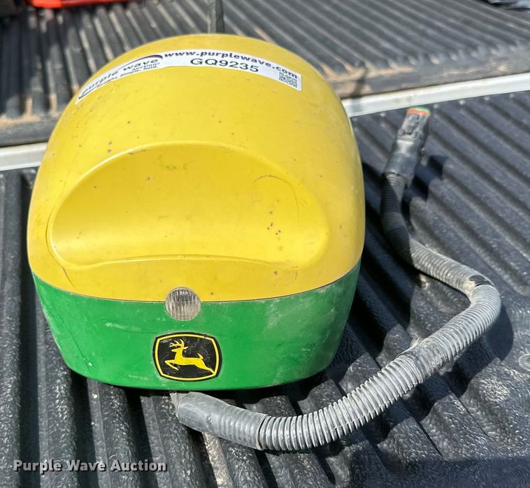 image for item GQ9235 John Deere StarFire 6000 GPS receiver