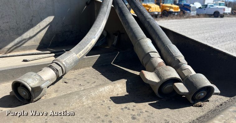 image for item LD9334 2012 Hensley ATLW-36-32-8 feed delivery trailer