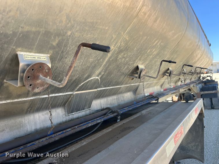 image for item LD9334 2012 Hensley ATLW-36-32-8 feed delivery trailer