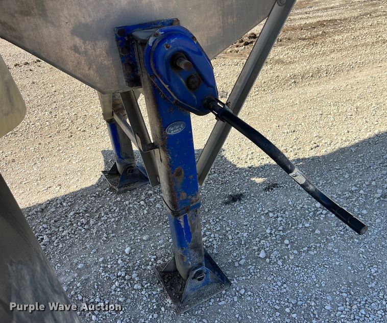 image for item LD9334 2012 Hensley ATLW-36-32-8 feed delivery trailer