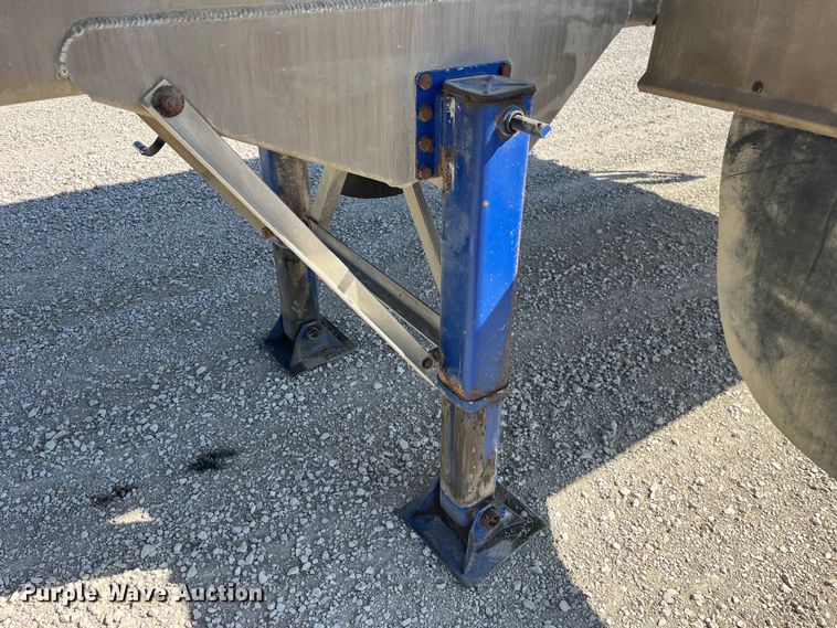 image for item LD9334 2012 Hensley ATLW-36-32-8 feed delivery trailer