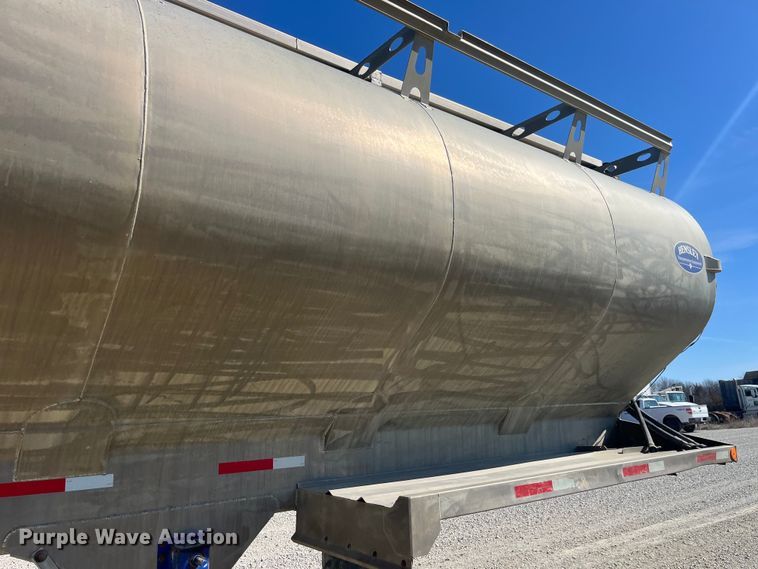 image for item LD9334 2012 Hensley ATLW-36-32-8 feed delivery trailer