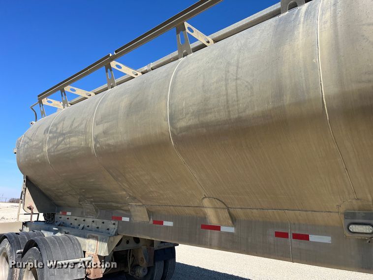 image for item LD9334 2012 Hensley ATLW-36-32-8 feed delivery trailer