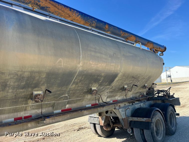 image for item LD9334 2012 Hensley ATLW-36-32-8 feed delivery trailer