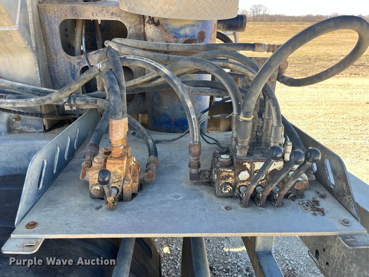 image for item LD9334 2012 Hensley ATLW-36-32-8 feed delivery trailer