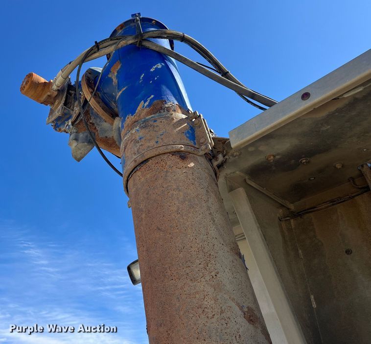 image for item LD9334 2012 Hensley ATLW-36-32-8 feed delivery trailer