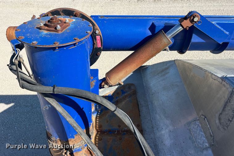 image for item LD9334 2012 Hensley ATLW-36-32-8 feed delivery trailer