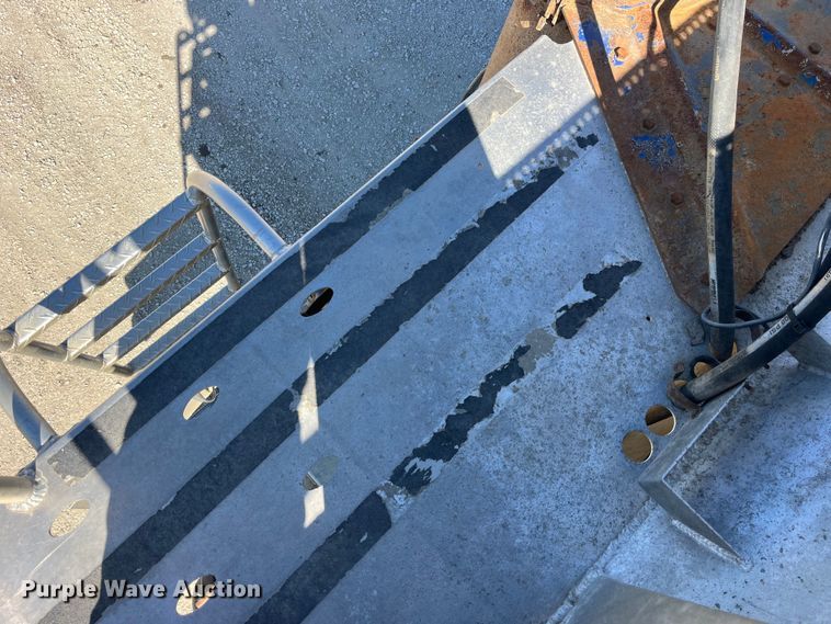 image for item LD9334 2012 Hensley ATLW-36-32-8 feed delivery trailer