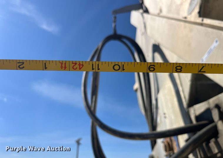 image for item LD9334 2012 Hensley ATLW-36-32-8 feed delivery trailer