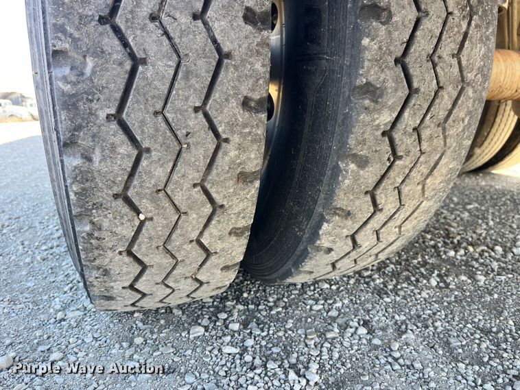 image for item LD9334 2012 Hensley ATLW-36-32-8 feed delivery trailer