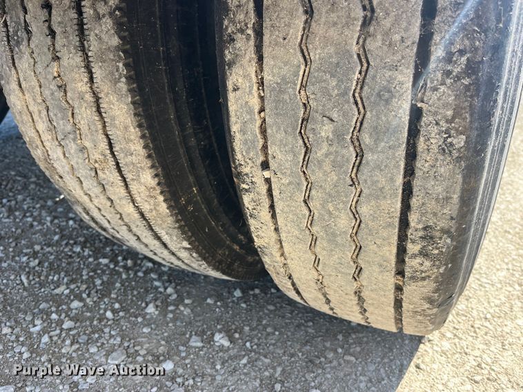 image for item LD9334 2012 Hensley ATLW-36-32-8 feed delivery trailer