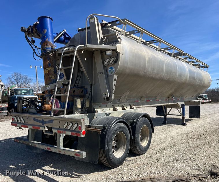 image for item LD9336 2012 Hensley ATLW-36-32-8  feed delivery trailer