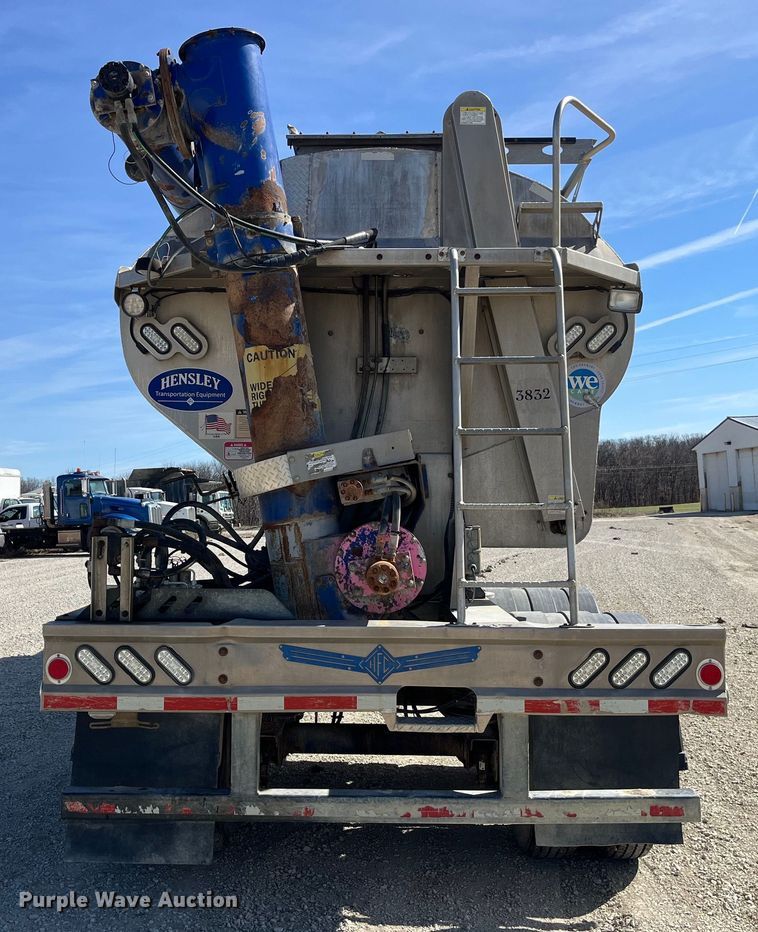 image for item LD9336 2012 Hensley ATLW-36-32-8  feed delivery trailer