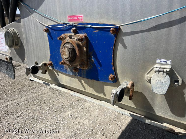 image for item LD9336 2012 Hensley ATLW-36-32-8  feed delivery trailer