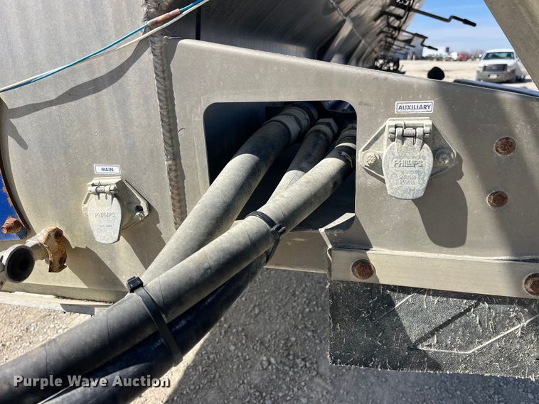 image for item LD9336 2012 Hensley ATLW-36-32-8  feed delivery trailer