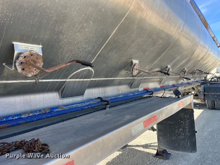 image for item LD9336 2012 Hensley ATLW-36-32-8  feed delivery trailer