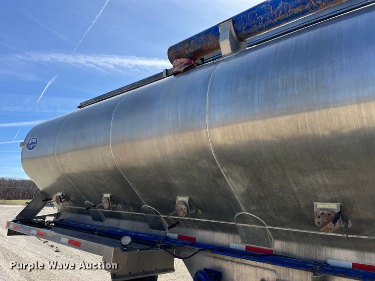 image for item LD9336 2012 Hensley ATLW-36-32-8  feed delivery trailer