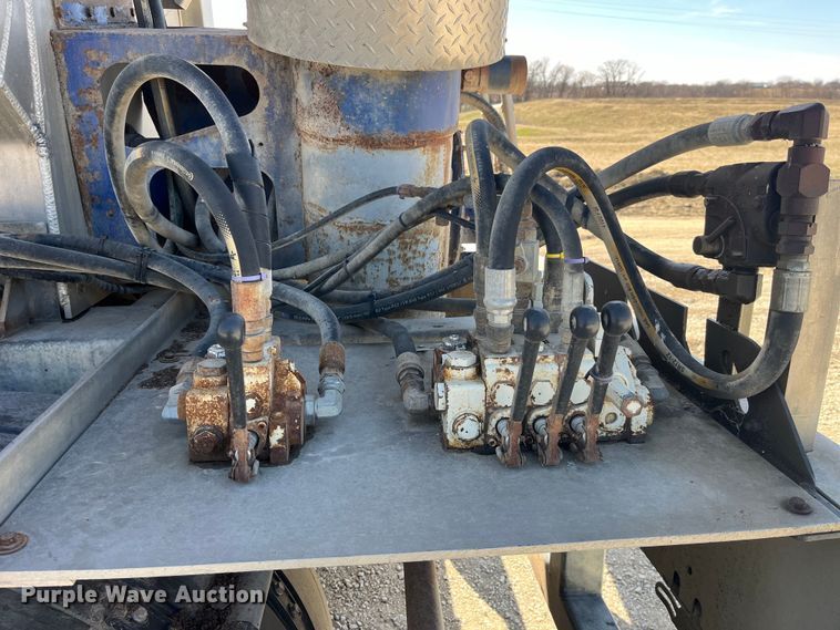 image for item LD9336 2012 Hensley ATLW-36-32-8  feed delivery trailer