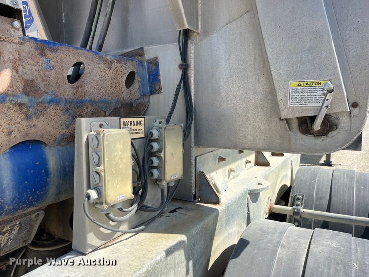 image for item LD9336 2012 Hensley ATLW-36-32-8  feed delivery trailer