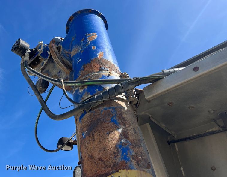 image for item LD9336 2012 Hensley ATLW-36-32-8  feed delivery trailer