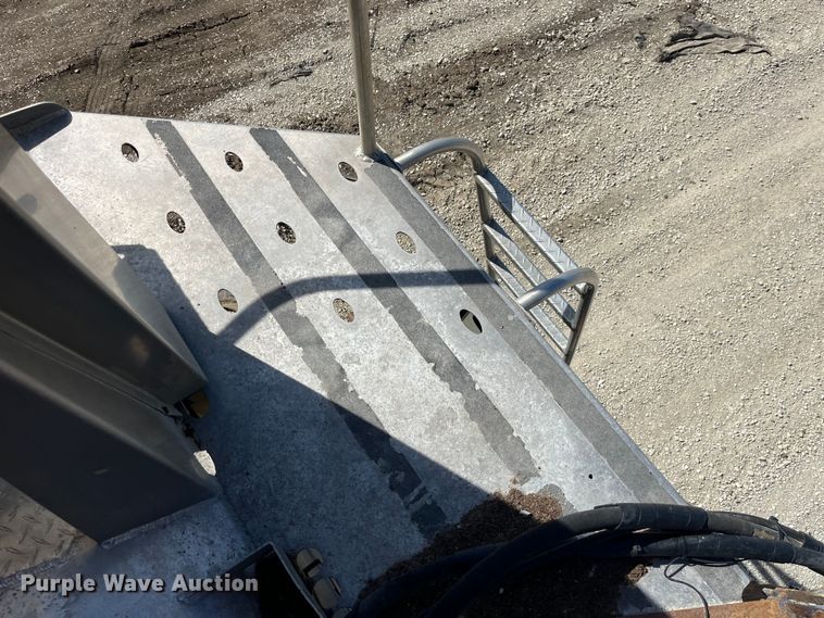 image for item LD9336 2012 Hensley ATLW-36-32-8  feed delivery trailer