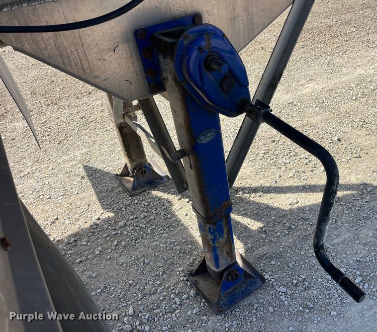 image for item LD9336 2012 Hensley ATLW-36-32-8  feed delivery trailer