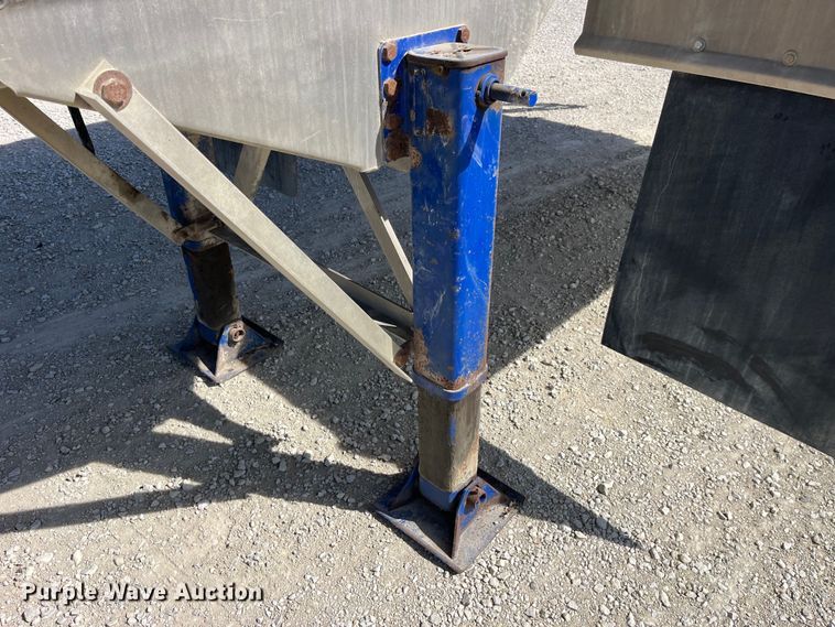 image for item LD9336 2012 Hensley ATLW-36-32-8  feed delivery trailer