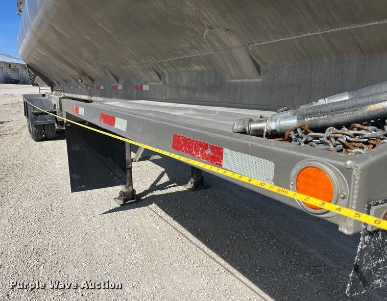 image for item LD9336 2012 Hensley ATLW-36-32-8  feed delivery trailer