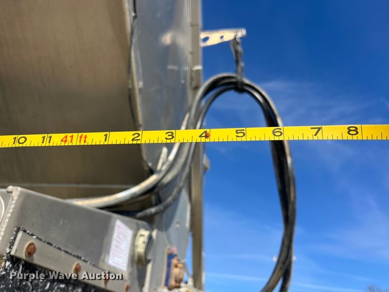 image for item LD9336 2012 Hensley ATLW-36-32-8  feed delivery trailer