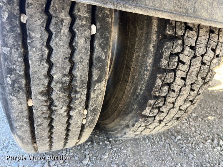 image for item LD9336 2012 Hensley ATLW-36-32-8  feed delivery trailer