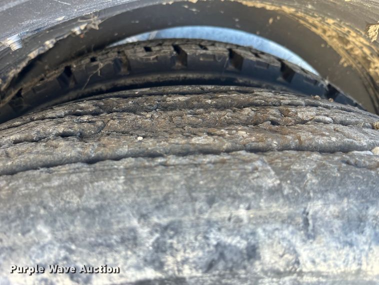 image for item LD9336 2012 Hensley ATLW-36-32-8  feed delivery trailer