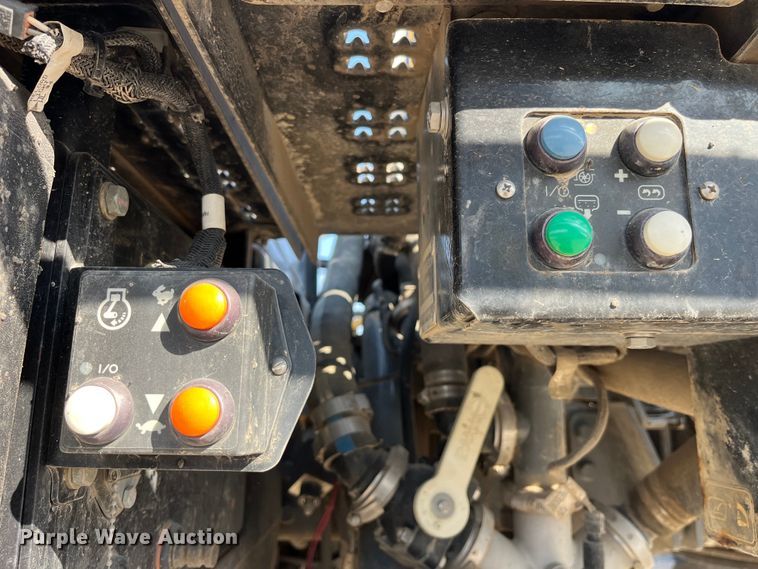 image for item LD9356 2013 RoGator RG900 sprayer