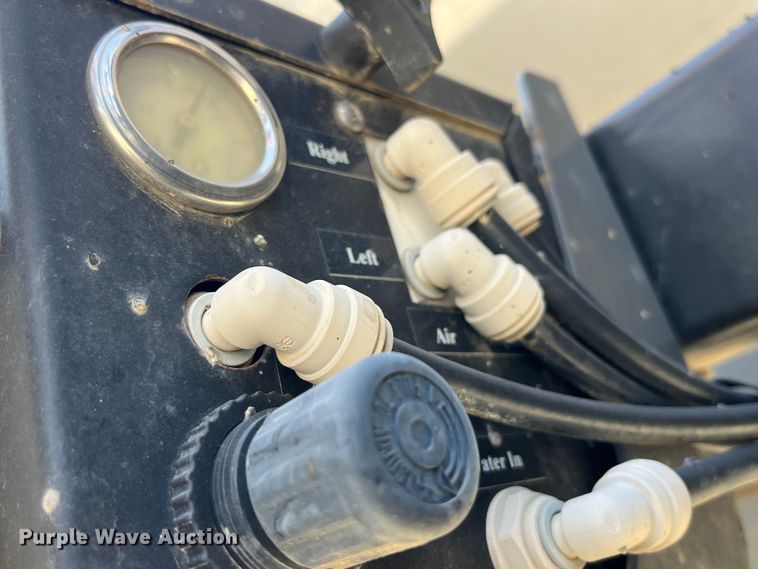 image for item LD9356 2013 RoGator RG900 sprayer