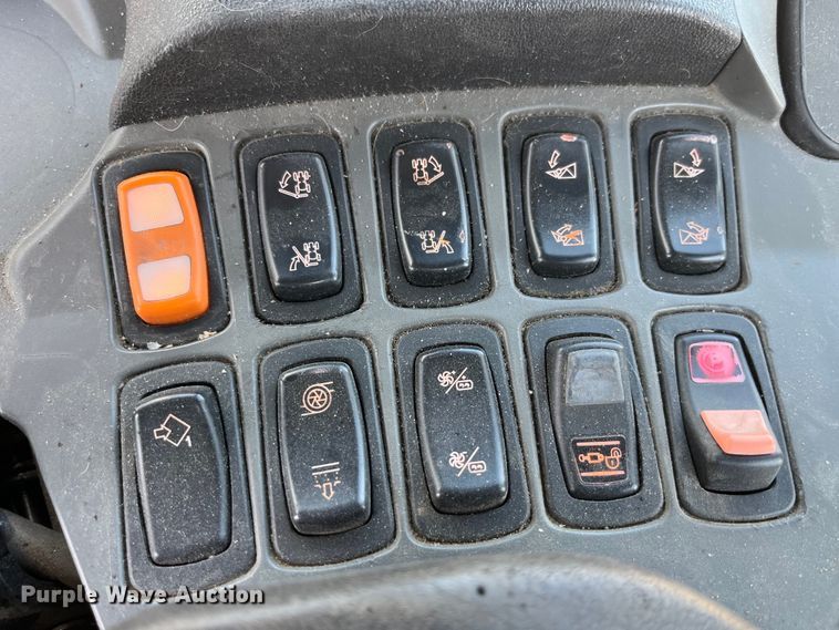 image for item LD9356 2013 RoGator RG900 sprayer