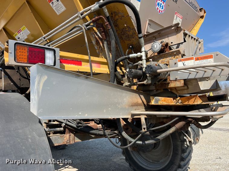 image for item LD9358 2014 RoGator RG1100 spreader