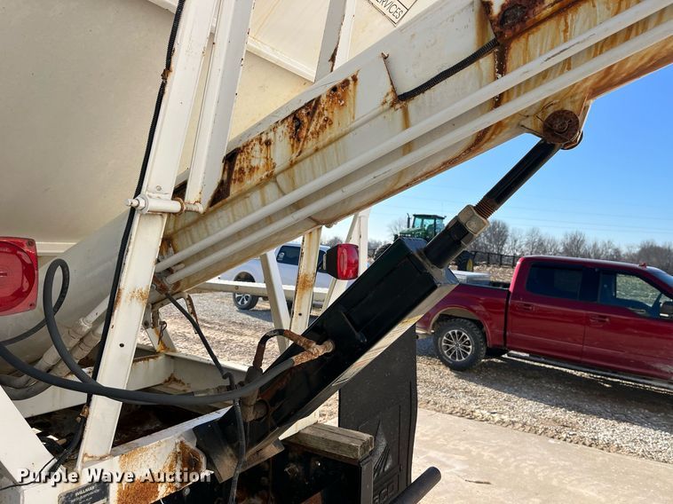 image for item LD9985 1991 GMC TopKick fertilizer delivery truck