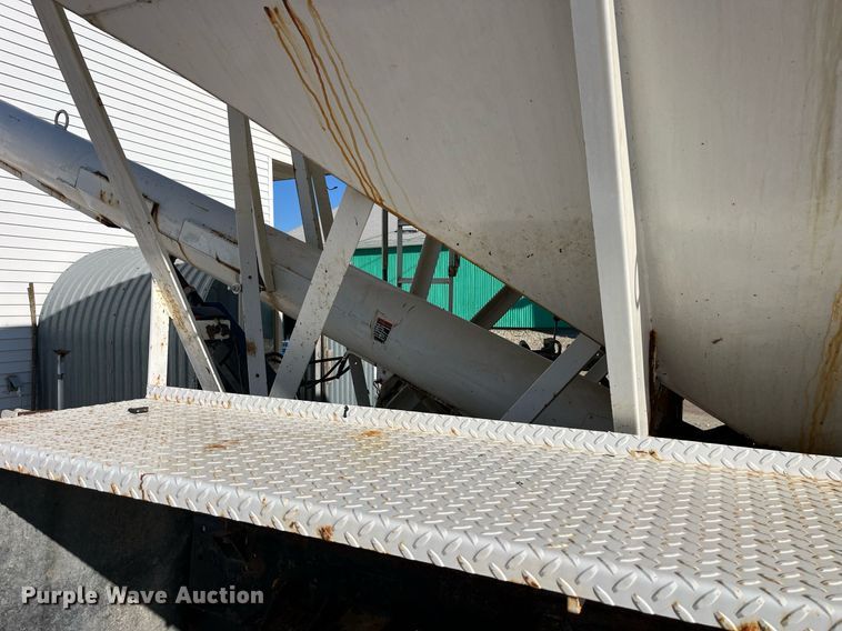 image for item LD9985 1991 GMC TopKick fertilizer delivery truck